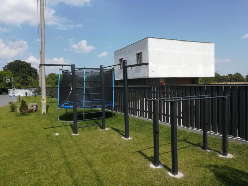 Skersinis prisitraukimams su švediška sienele ir lygiagretėmis