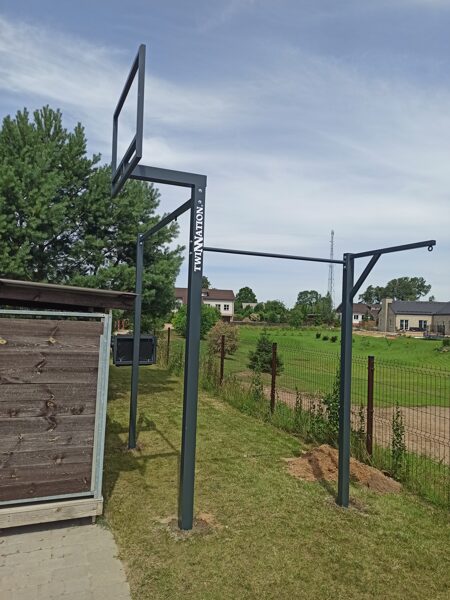 Sporto aikštelė su krepšinio lentos stovu