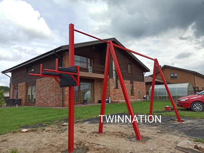 Sūpynių rėmas su skersiniu prisitraukimams ir lygiagretėmis