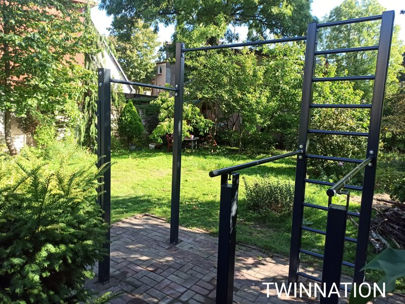 Skersiniai prisitraukimams, su švediška sienele, ilgomis lygiagretėmis ir štangos laikikliais